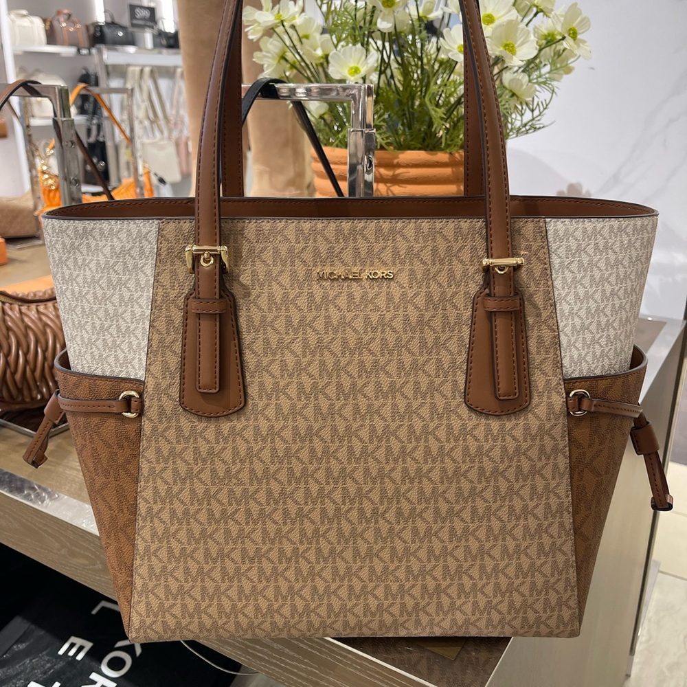 Michael Kors Voyager Lg Color-Block Signatur Logo Top Zip EW Shoulder Tote
Camel